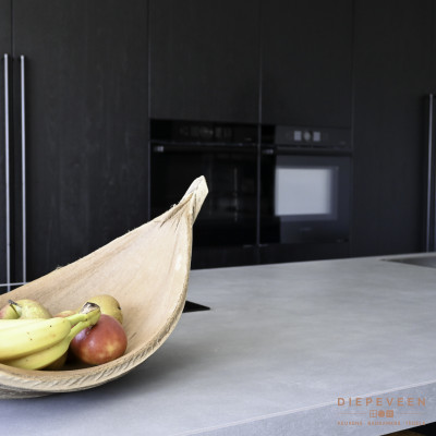 De kastenwand beschikt over een intergreerbare koelkast en een intergreerbare vrieskast