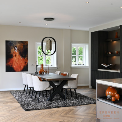 Het interieur is volledig in stijl bij de keuken, wat zorgt voor een echt thuiskomen!