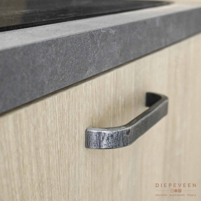 Het eiken front gecombineerd met het grijze multiplex werkblad geeft de keuken een landelijke uitstraling