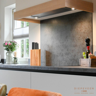 De afzuigkap is netjes weggewerkt in de schouw