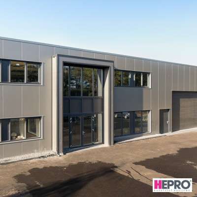 Bedrijfspand - kunststof kozijnen en deuren - HEPRO Basic - Houtnerf antraciet RAL 7016