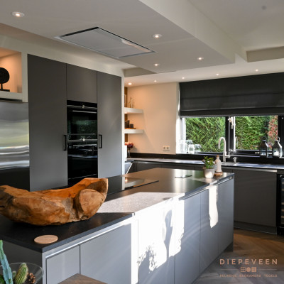 De wijnkoeler is in deze keuken niet te missen. met plaats voor wel 17 flessen en verschillende kleuren binnenverlichting is het een echte "luxe" in de keuken.