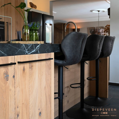 De barkrukken zorgen voor een complete uitstraling