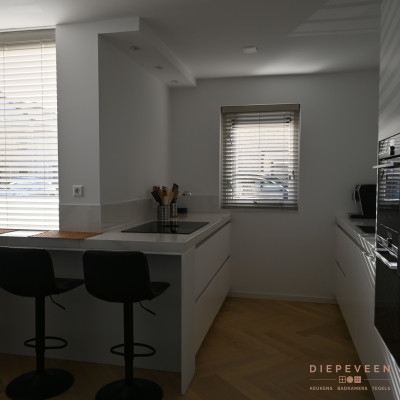 Witte moderne keuken