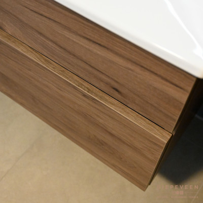 Warm houtlook in contrast met een witte wasbak