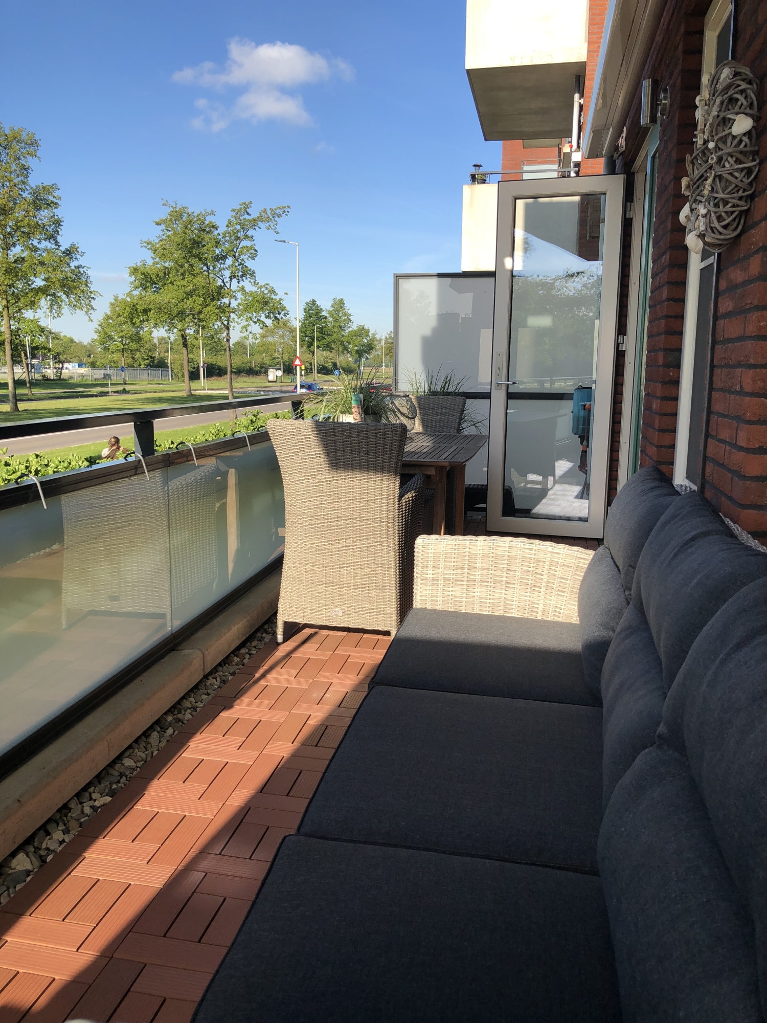 2 prachtige en comfortabele dinerstoelen inclusief 4 hockers te gebruiken als tafeltje of als krukje voor bij de eettafel !