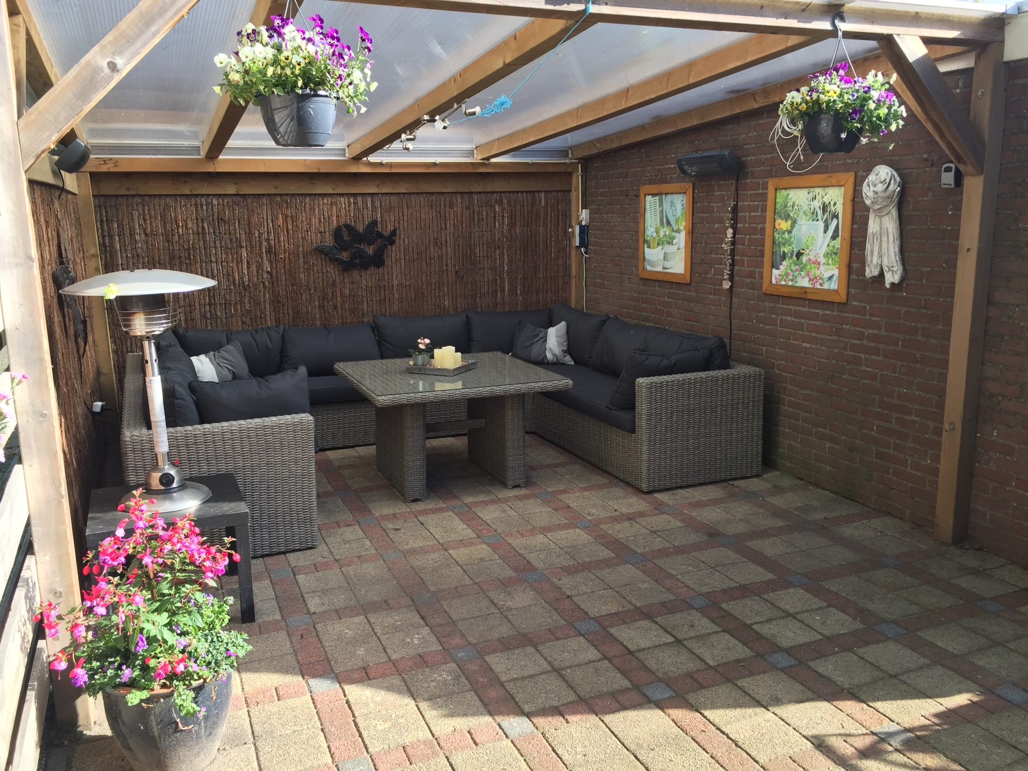 Heel blij met de Roma U hoek dining loungeset, helemaal gebracht in het hoge noorden