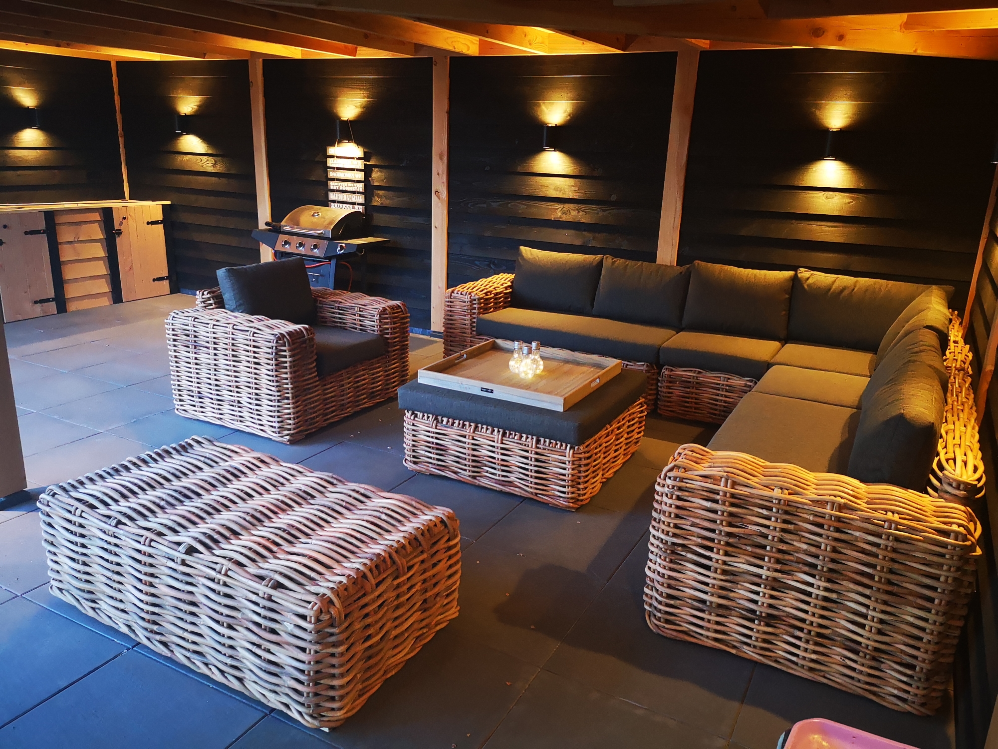 Wij hebben deze fantastische Sabuga loungeset onder onze overkapping staan!
