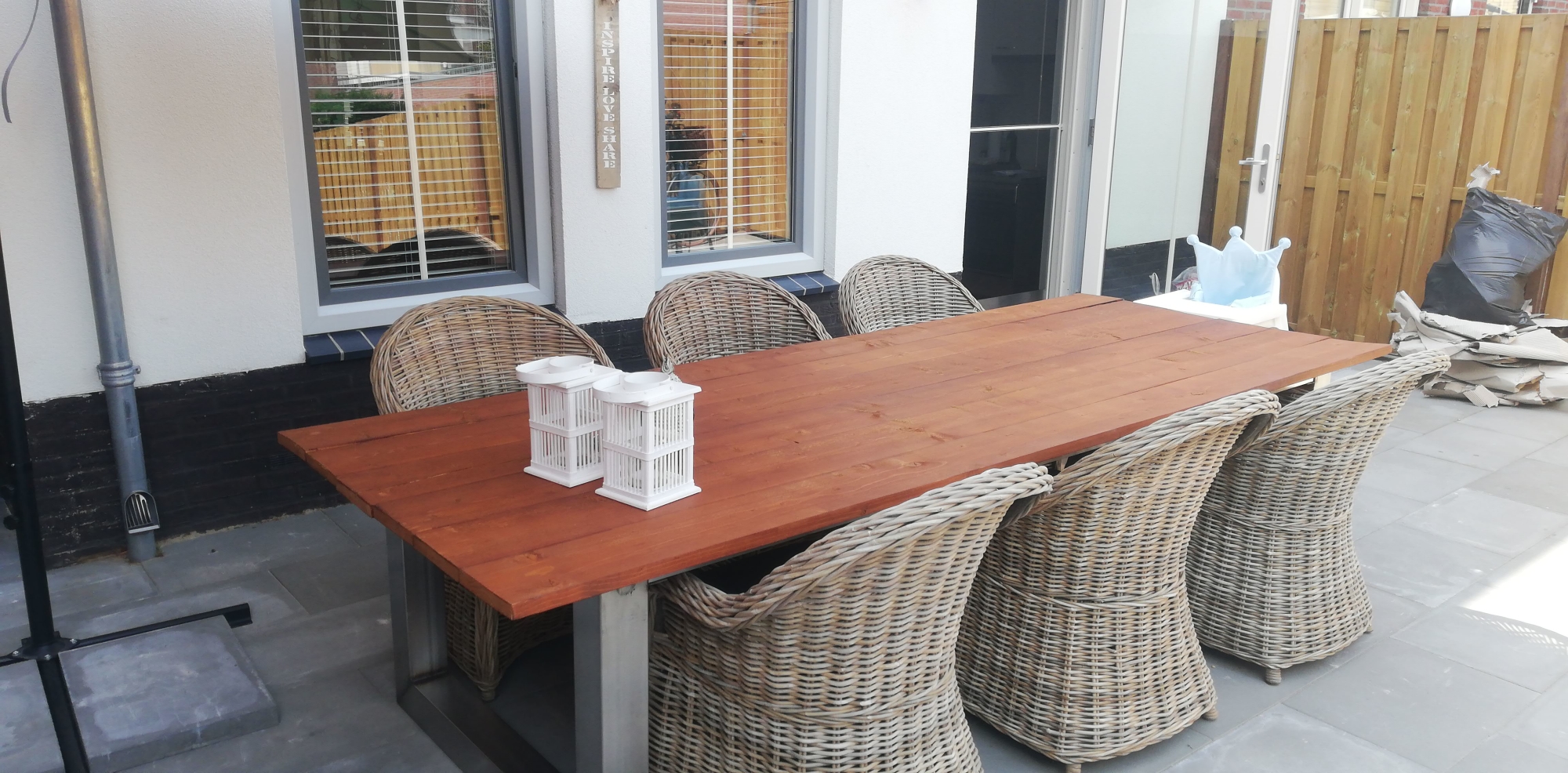 Geweldig mooie tuinstoelen aan onze eigen gemaakte buitentafel.