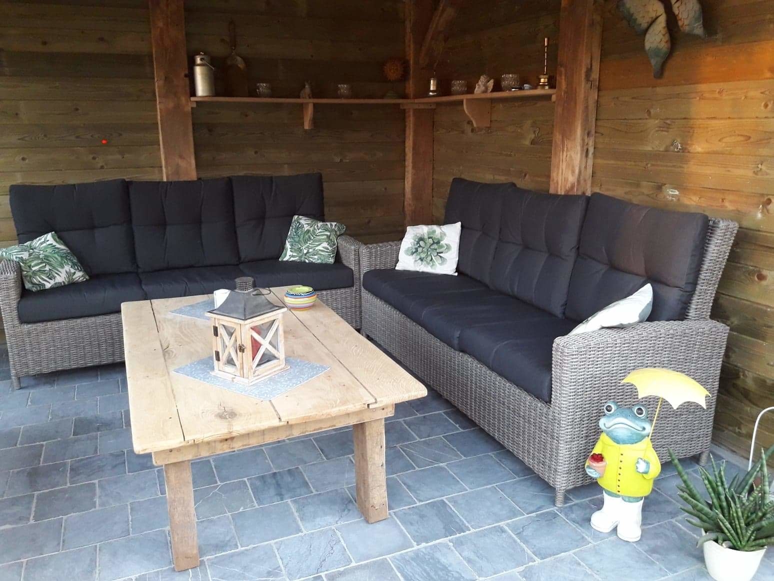Onze nieuwe 3-zitsbanken San Marino in onze loungehoek