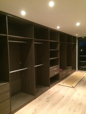Begehbarer Kleiderschrank