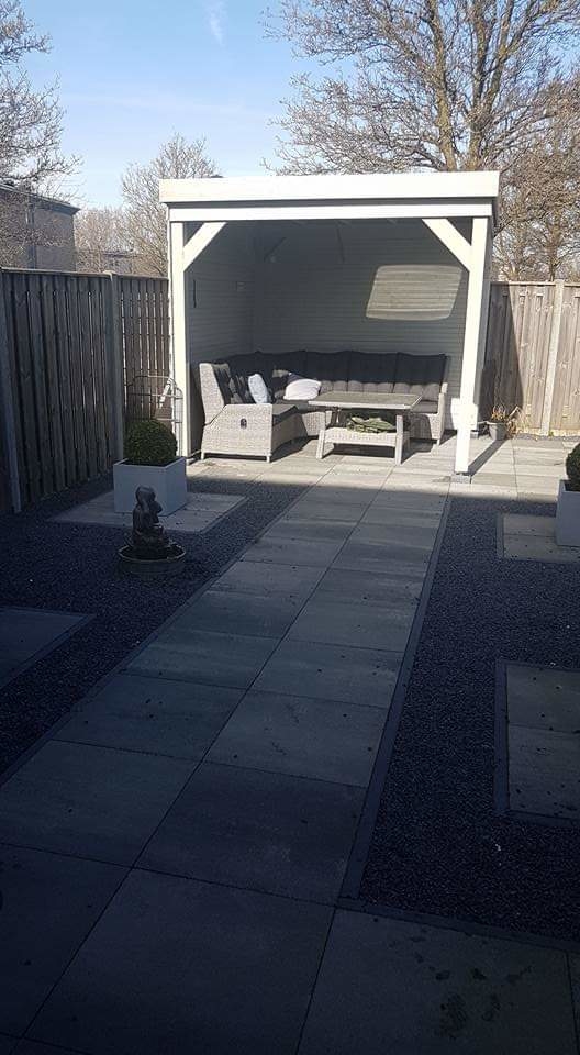 Mijn mooie tuin met lekkere lounge set van 1500 euro .. wat geniet ik op deze manier van de zon en de geluiden van de natuurlijk .. spelende kinderen ..En een blije hond