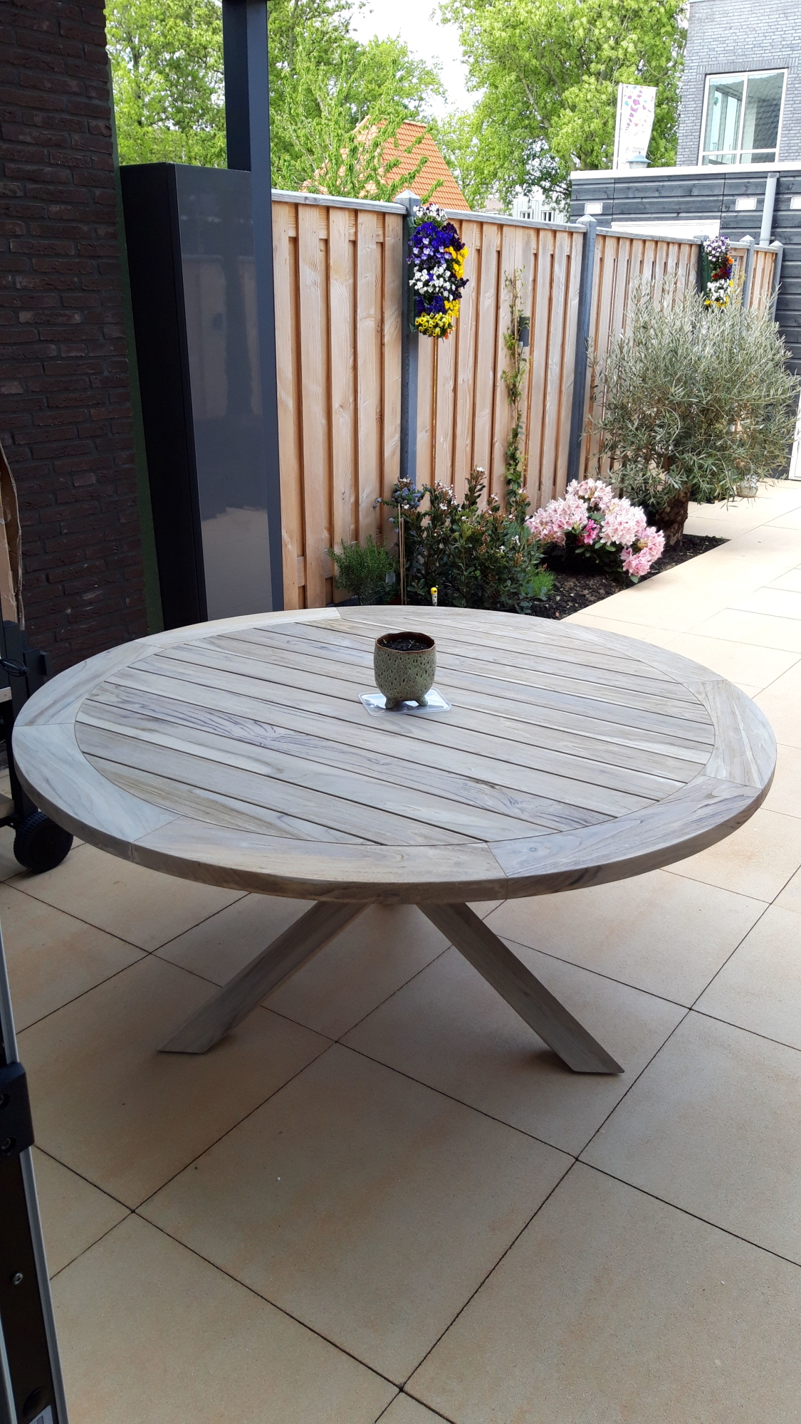 Heel blij met onze ronde Louvre teak houten tuintafel.