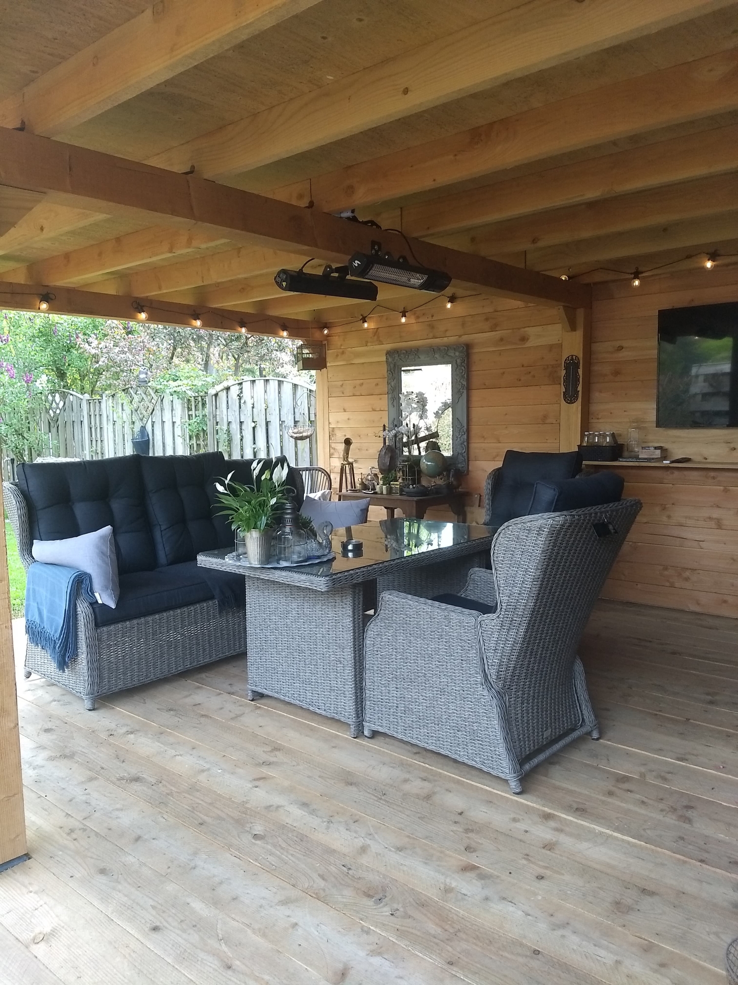 Wij kozen voor de Ibiza diningset 6 delig in de kleur grijs.