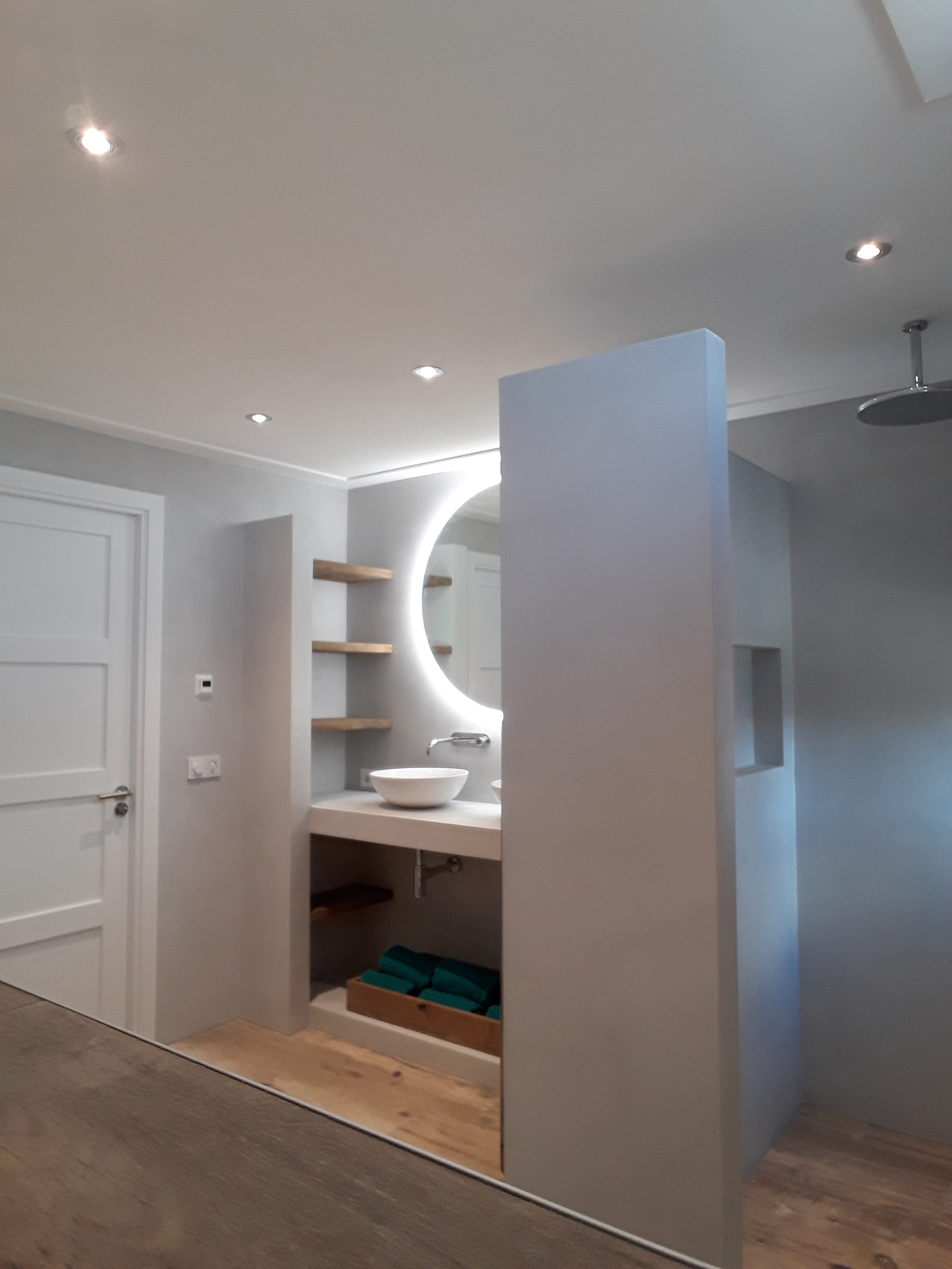 Betonlook badkamer met keramisch parket tegels