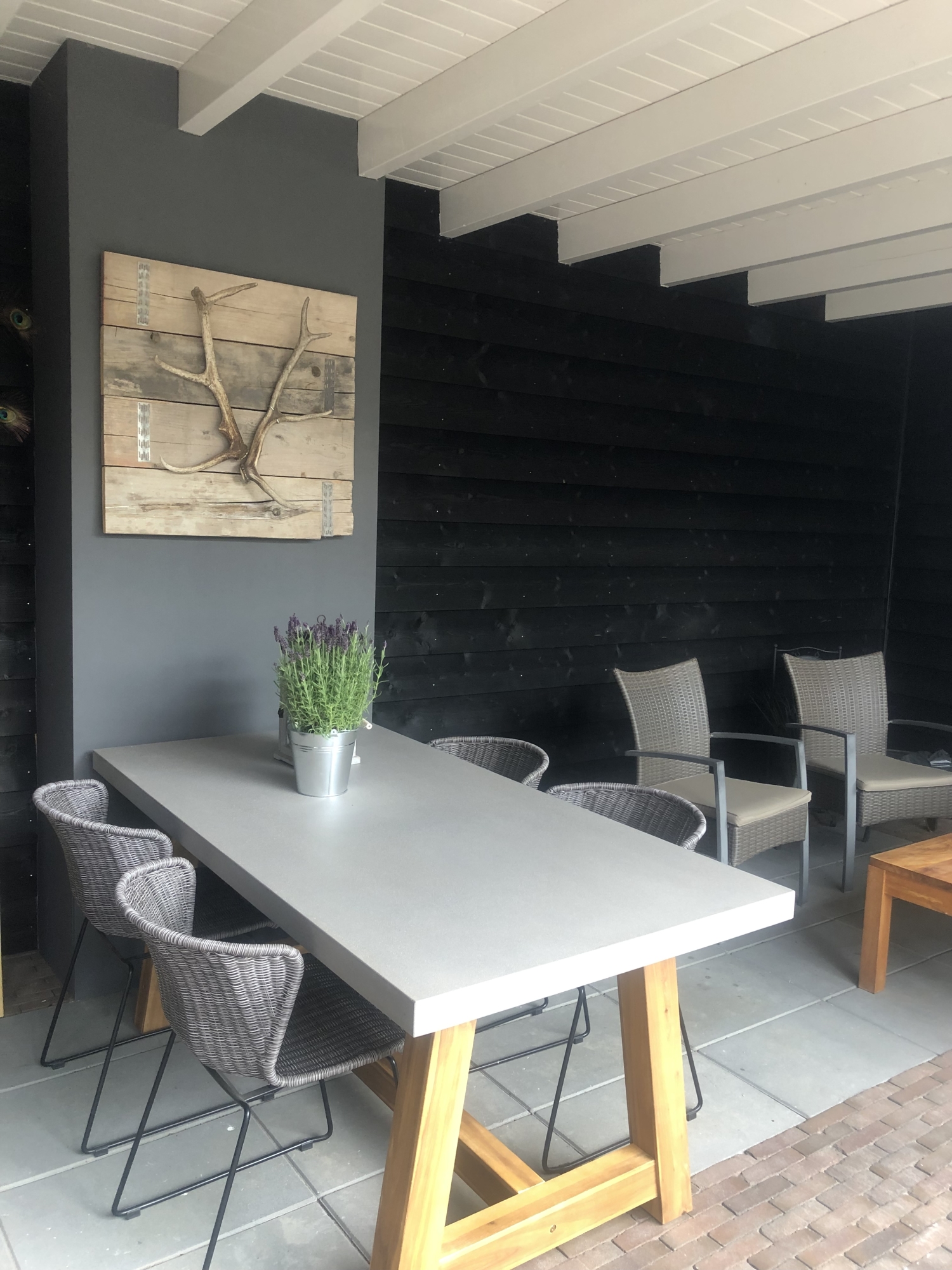 Onze nieuwe terrastafel in de overkapping.