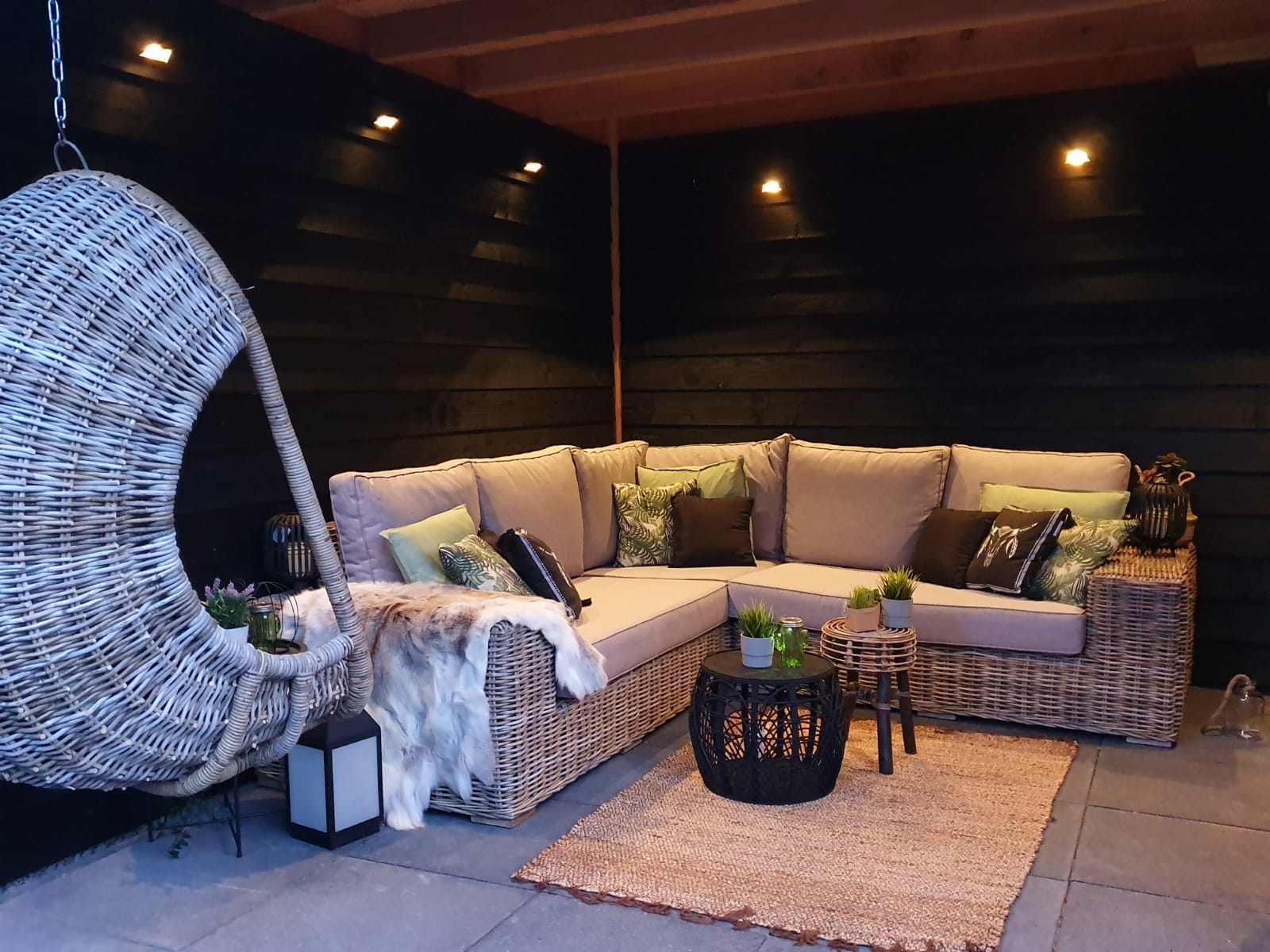Niks is fijner dan na je werk neer te ploffen op deze heerlijke loungeset!