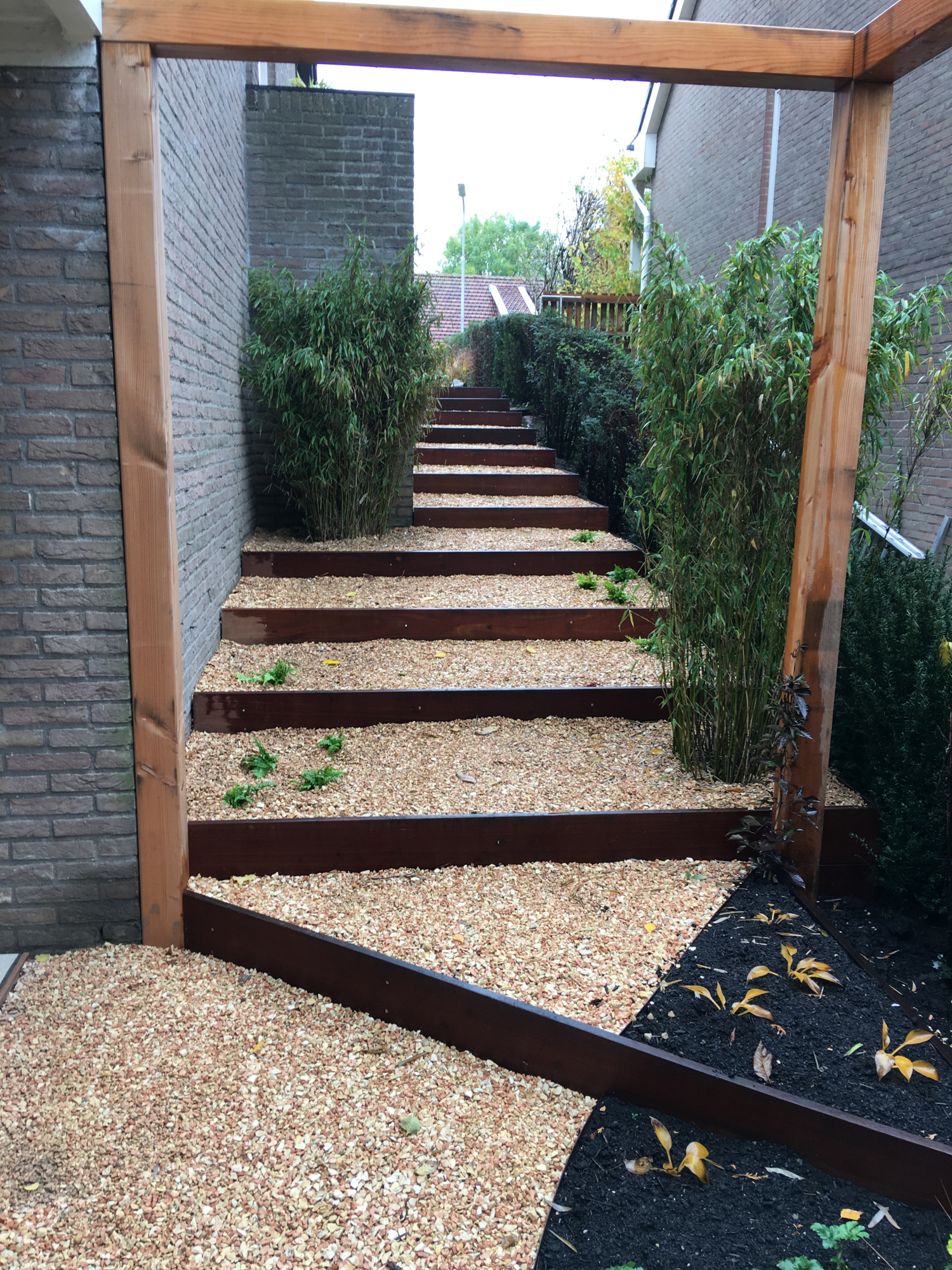 Hoogteverschil in tuin opgelost met grindtrap