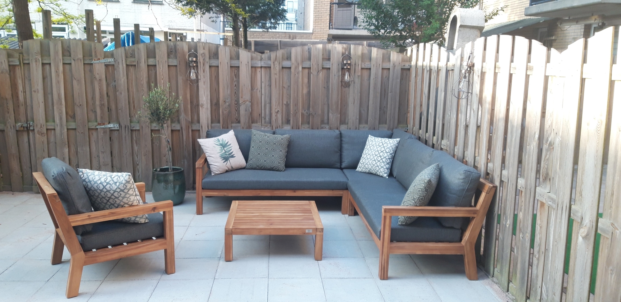 Deze Harby lounge set maakt onze kleine stadstuin echt compleet!