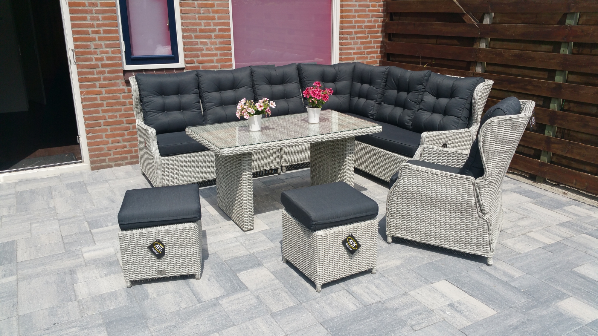Is het geen plaatje,heerlijk relaxen op deze Ibiza set.