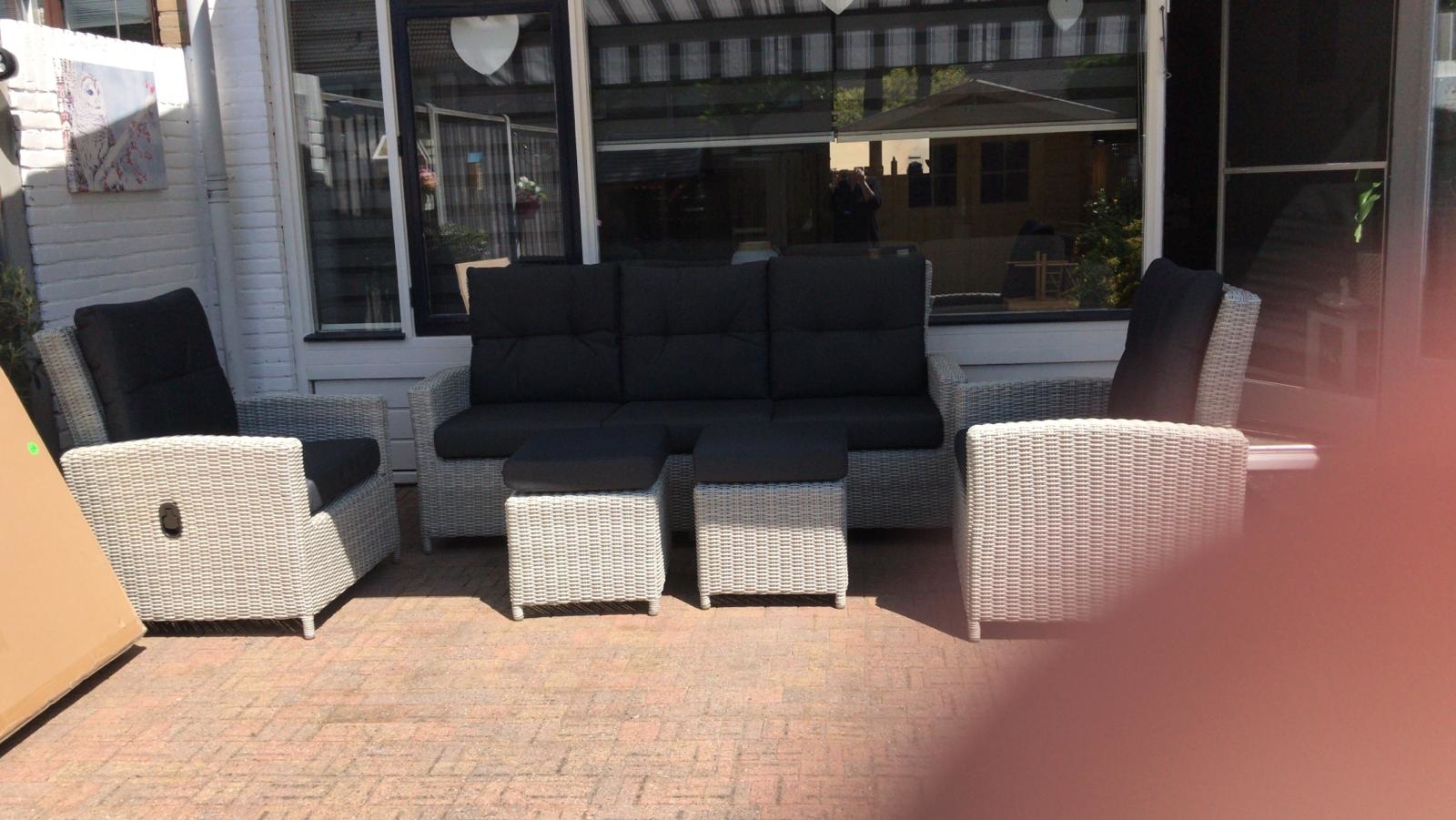 Zeer mooi lounge set netjes en goed verpakt.