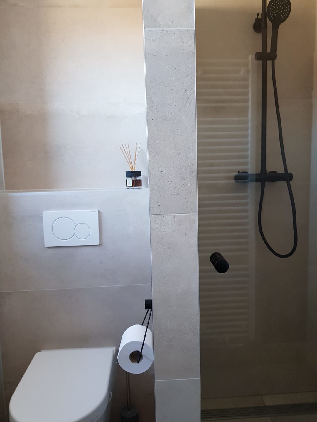 Moderne lichte badkamer met grote tegel