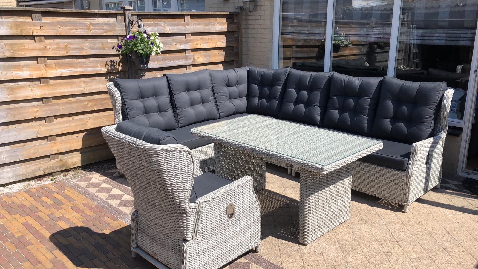 Wat zijn wij blij met onze nieuwe loungeset!