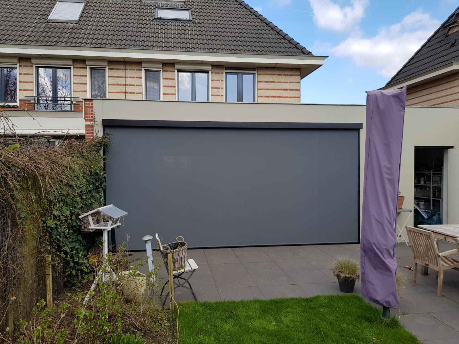 Zipscreen voor schuifpui op een aanbouw