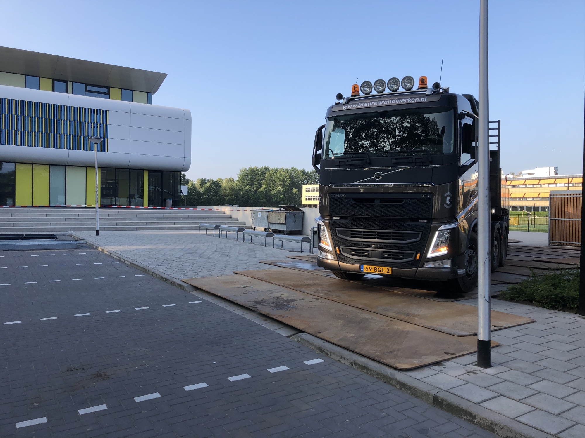 Stalen rijplaten plaatsen
