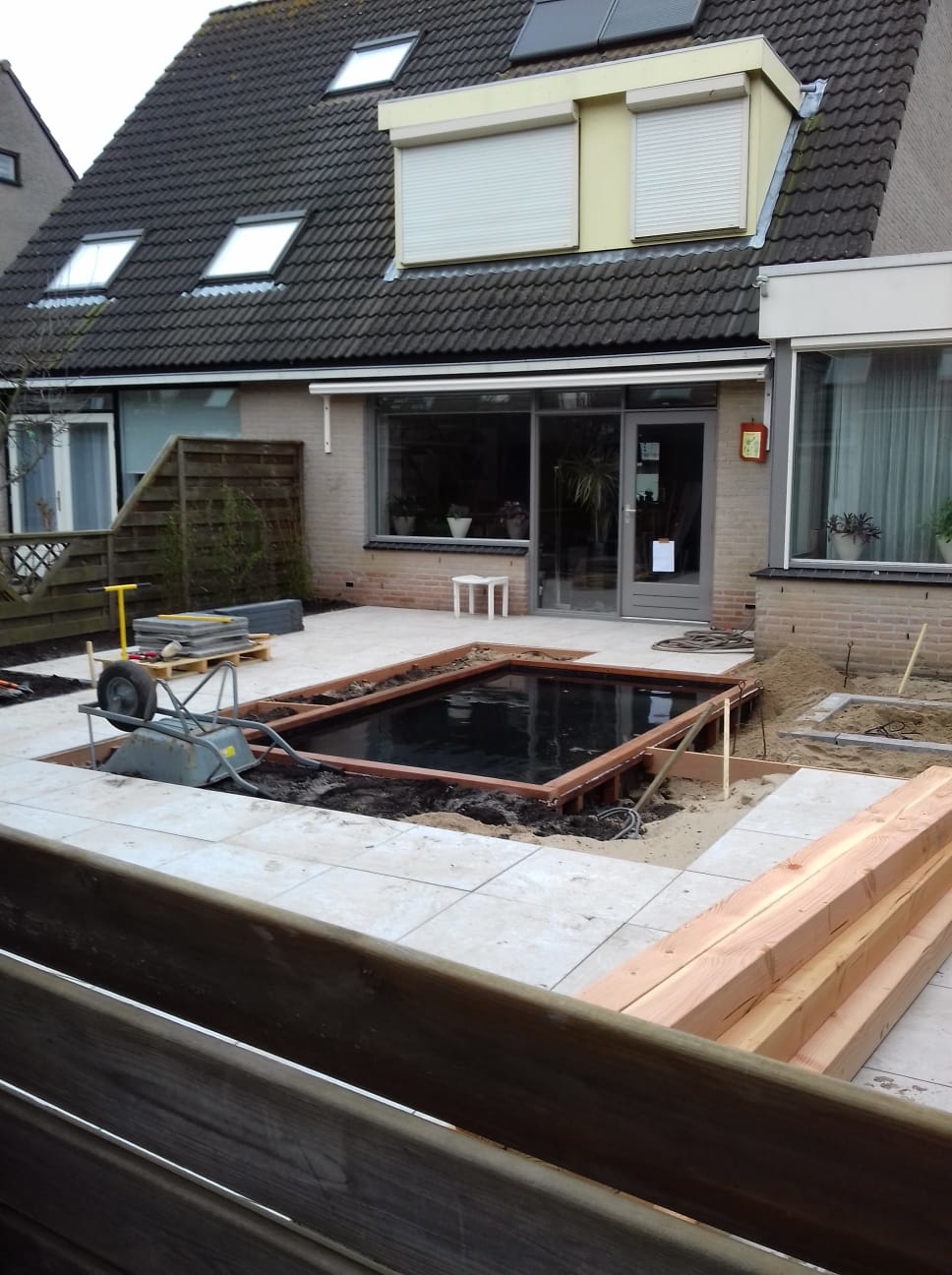 Vijver in de maak in compacte stadstuin