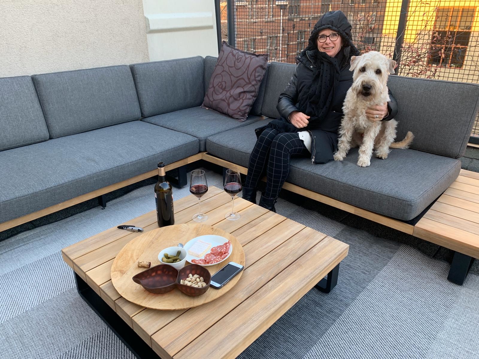 Super blij met onze nieuwe loungeset maar helaas nog net te koud om โblootโ te borrelen !!!