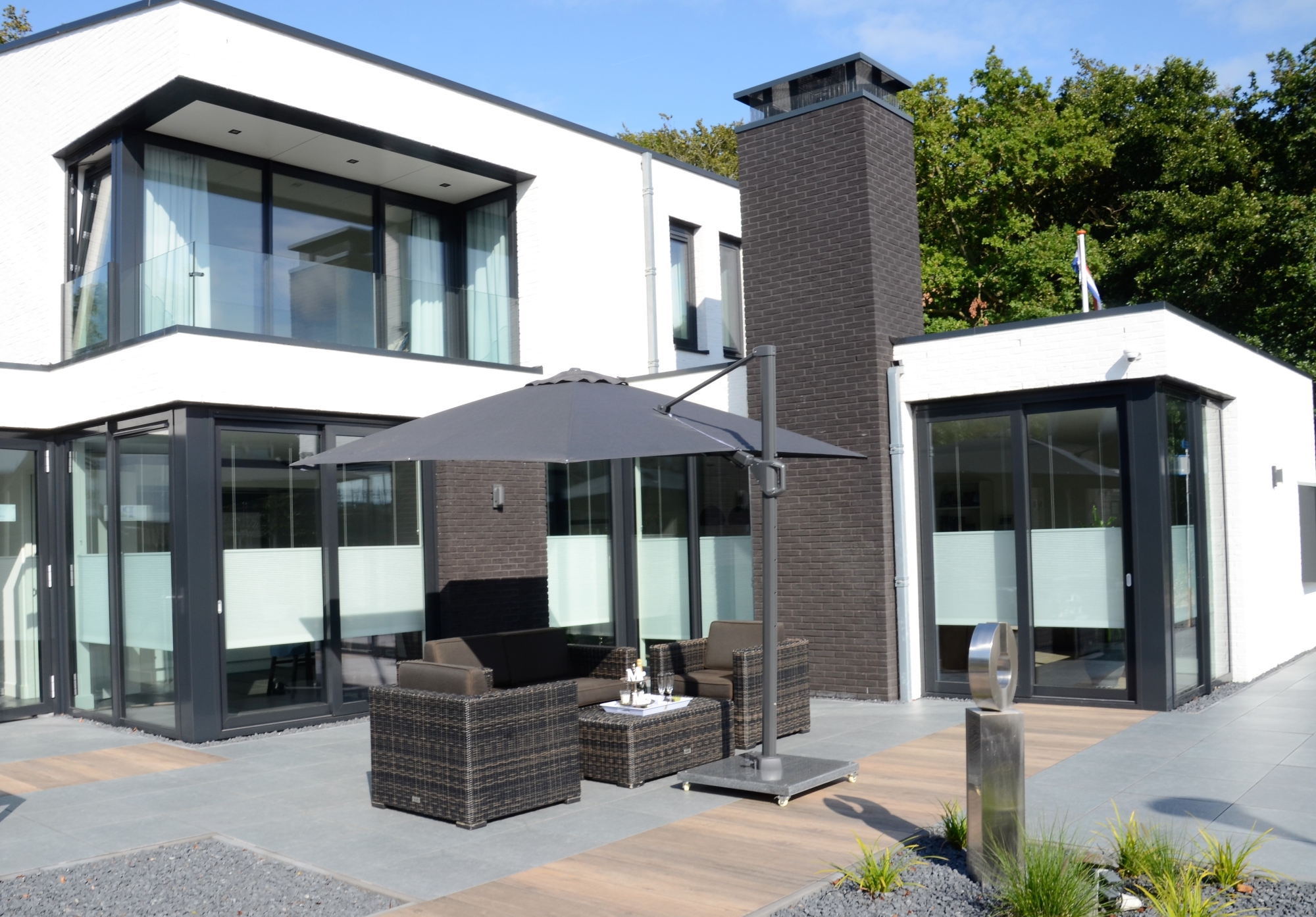 Parasol volledig in harmonie met het huis en de tuin!
