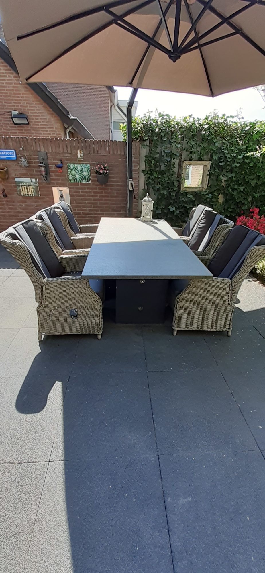 Genieten van de zon en van de tuinmeubelen van AVH Outdoor.