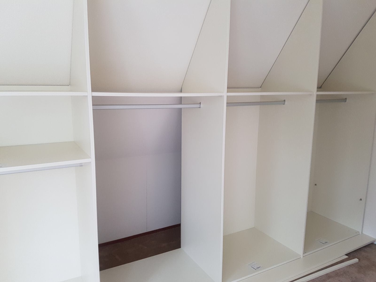 Kastinterieur onder een schuin dak