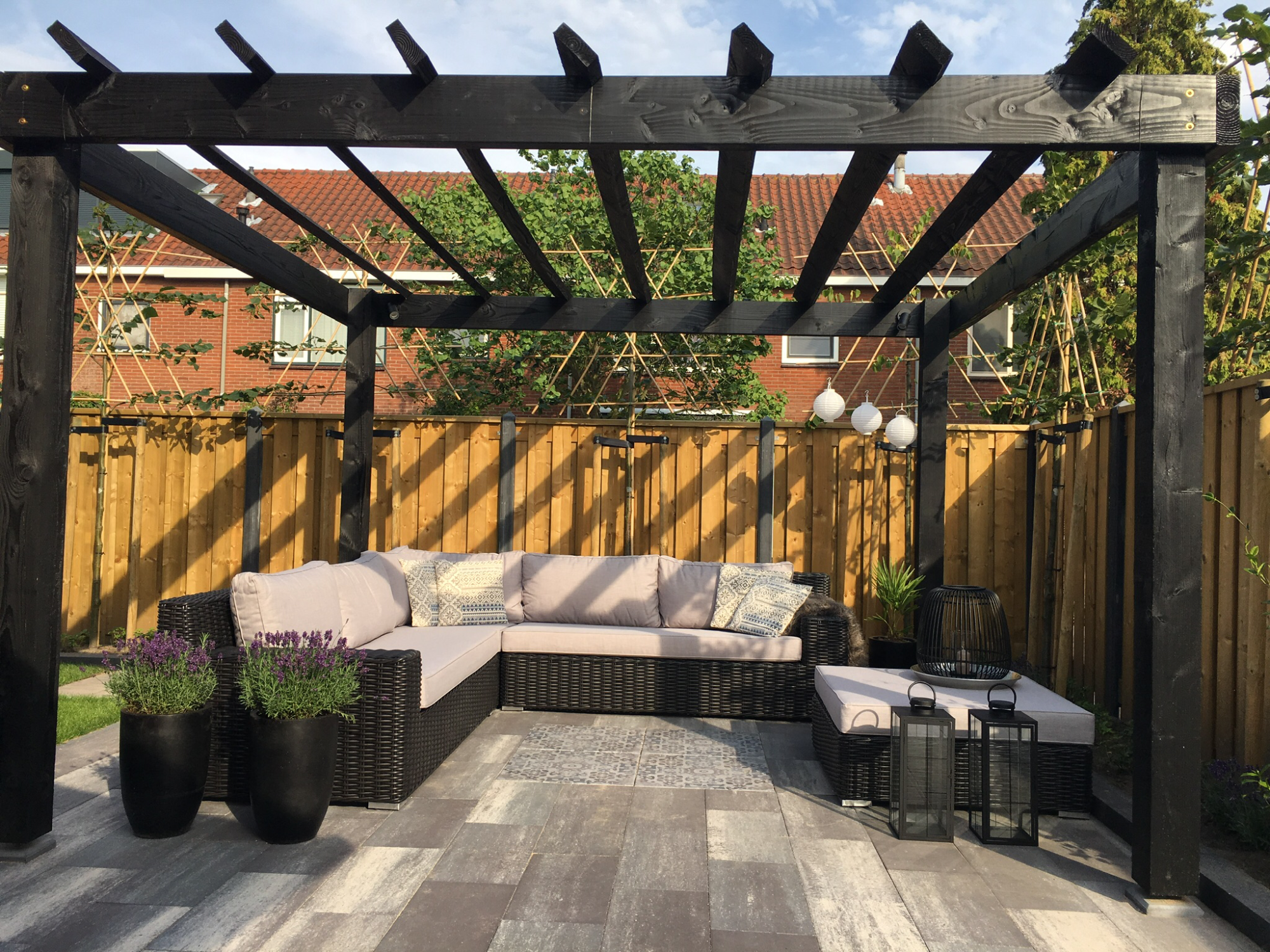 Deze prachtige loungeset van AVH-Outdoor Tuinmeubelen maakt onze nieuwe tuin helemaal af!