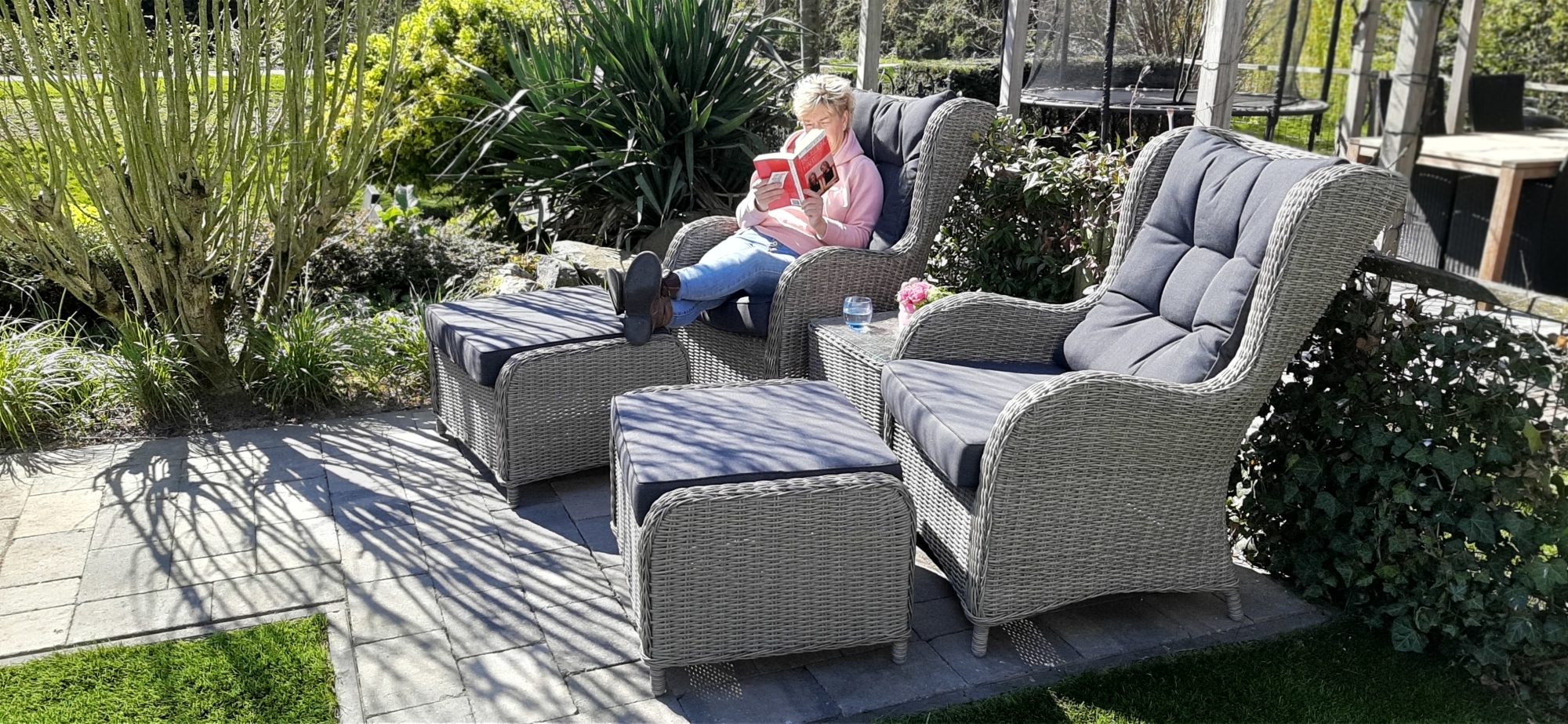 We genieten heerlijk van ons pas gekochte loungeset