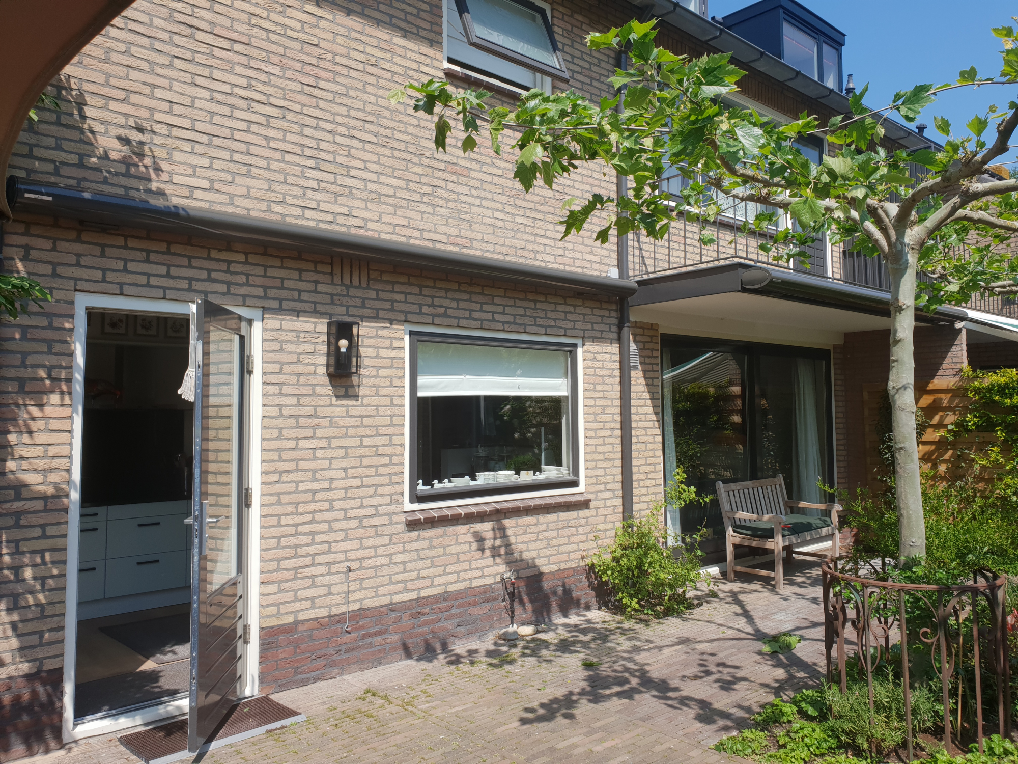 Knikarmscherm aan gevel en aan balkon, gesloten