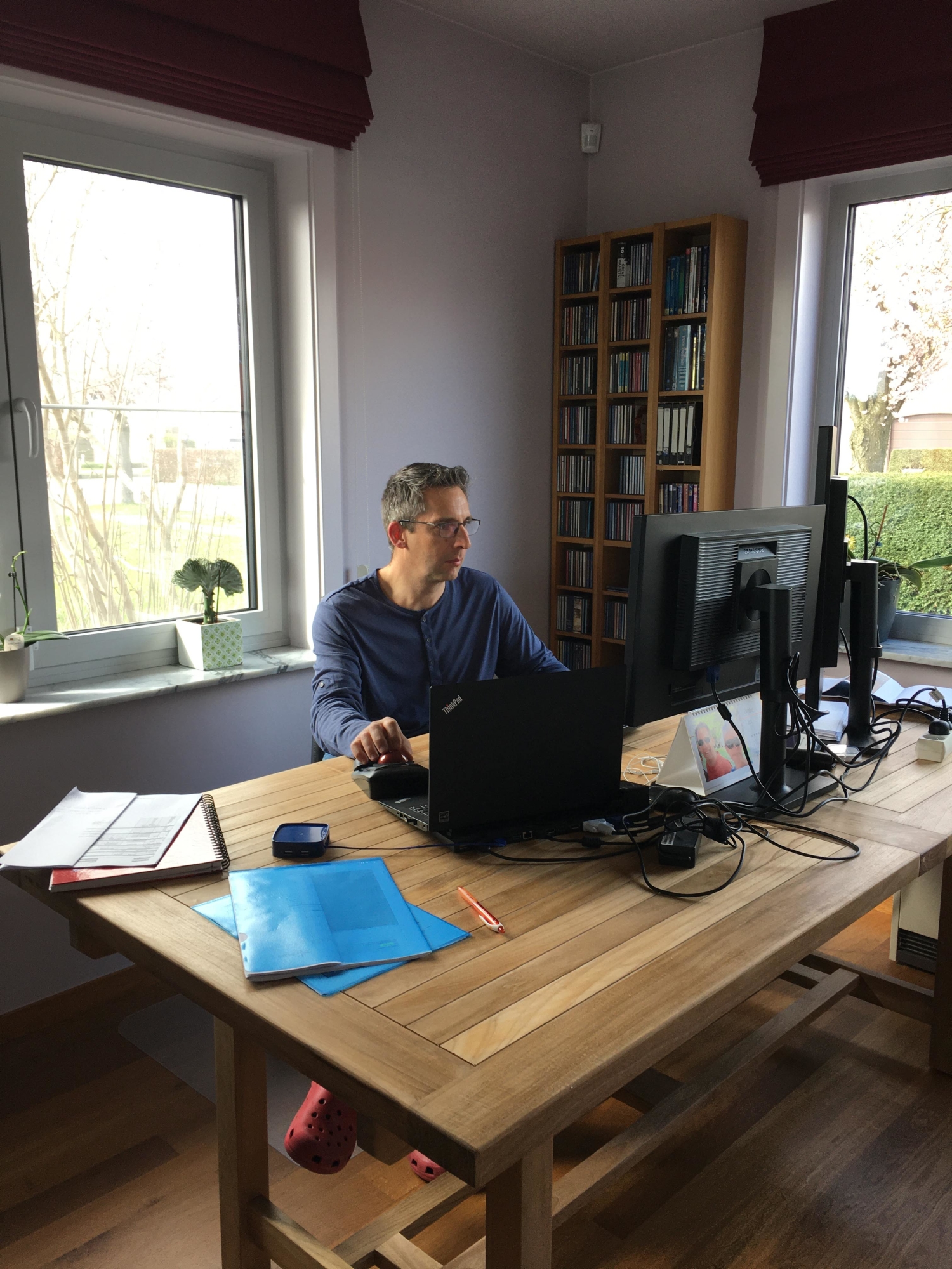 Vandaag werd onze nieuwe, prachtige tuintafel geleverd.