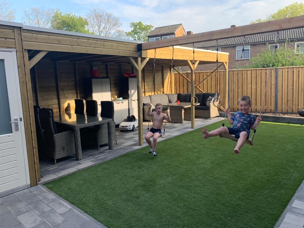 Genieten van de spelende kids