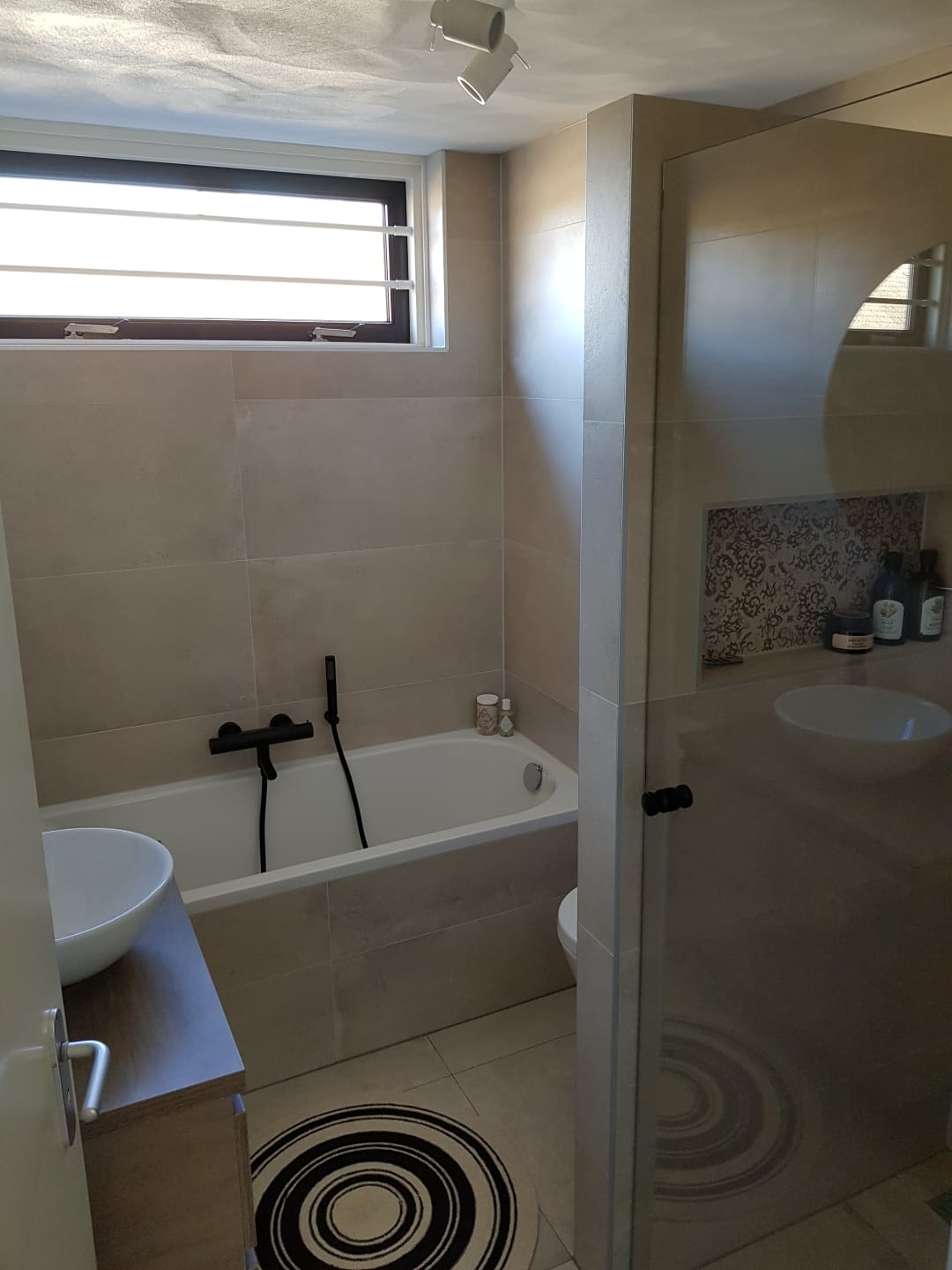 Moderne lichte badkamer met grote tegel