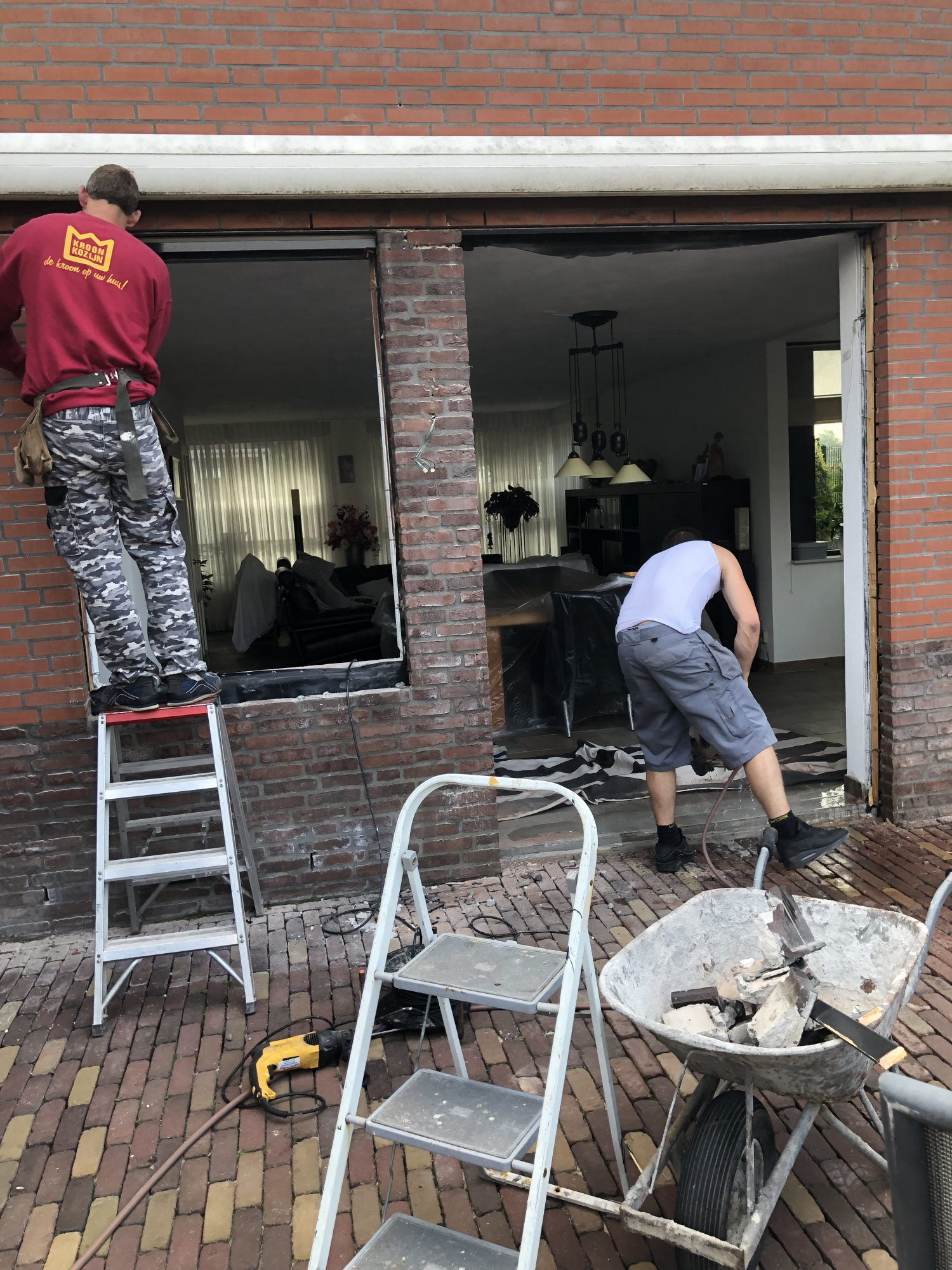 Muur weg breken en latei aanbrengen
