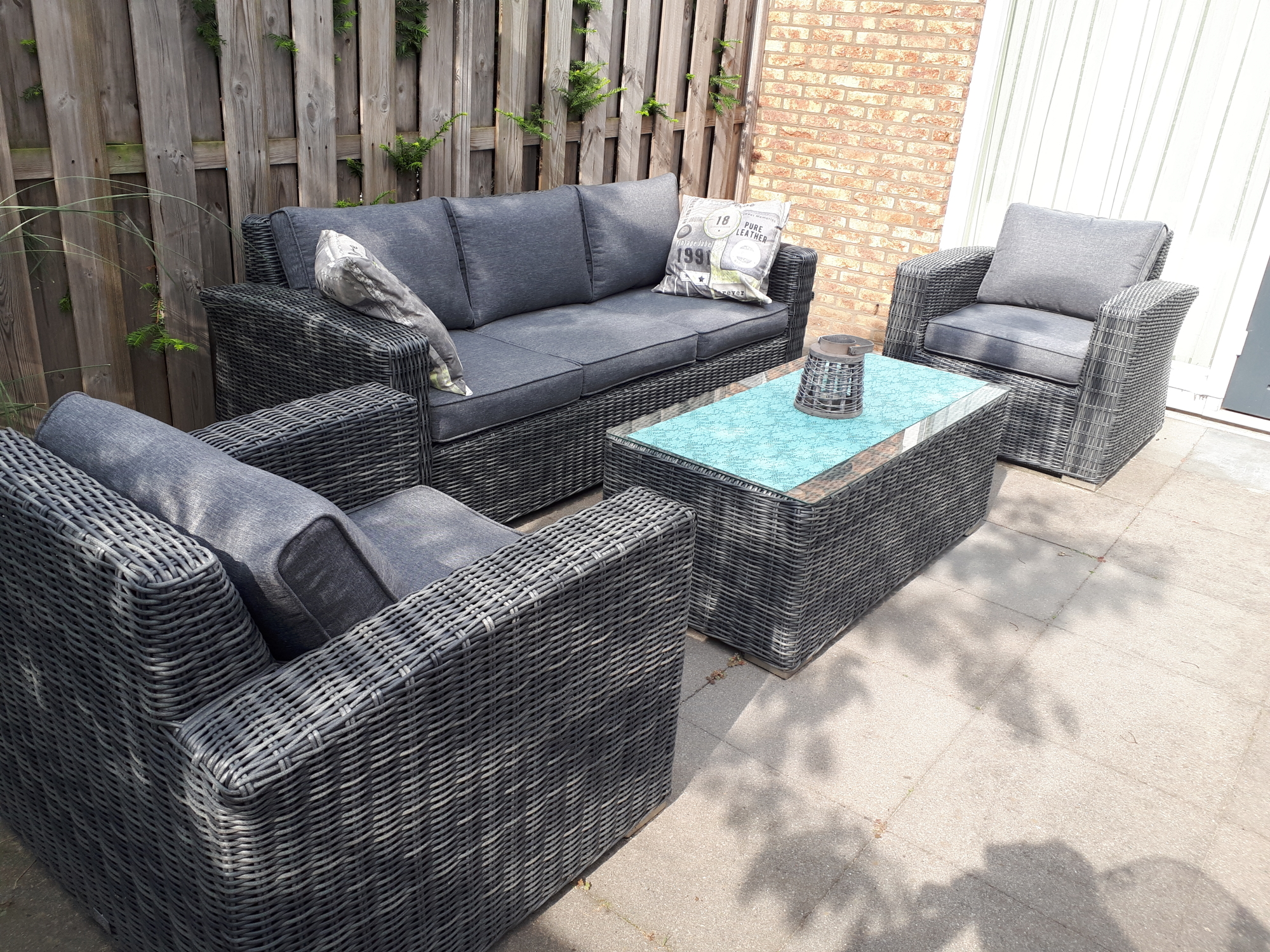 Heerlijk genieten van onze loungeset nu we niet op vakantie kunnen