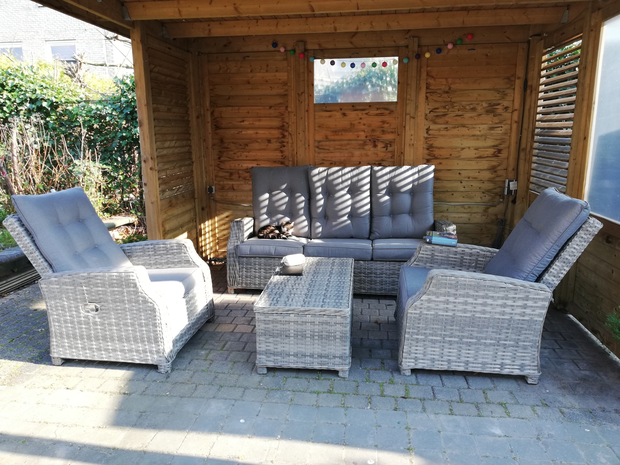 Vandaag voor het eerst lekker in het zonnetje kunnen genieten van onze nieuwe loungeset.