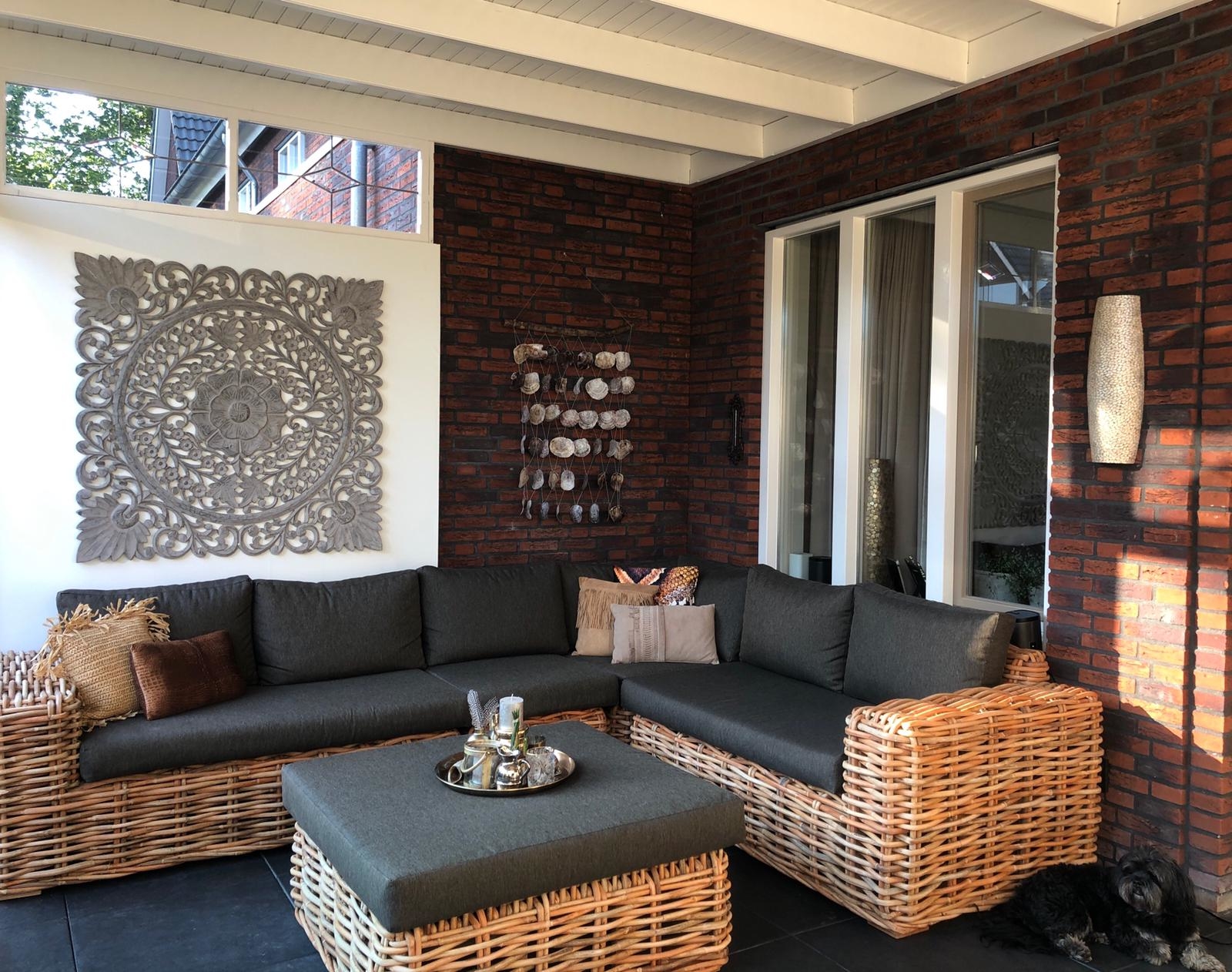 De robuuste loungeset van Sabuga past als gegoten in onze nieuwe veranda!!