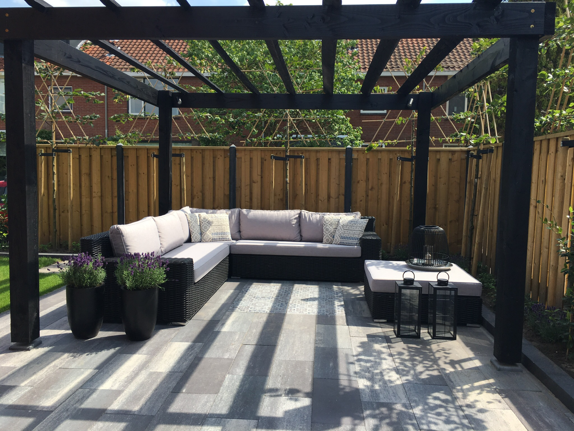 Deze prachtige loungeset van AVH-Outdoor Tuinmeubelen maakt onze nieuwe tuin helemaal af!