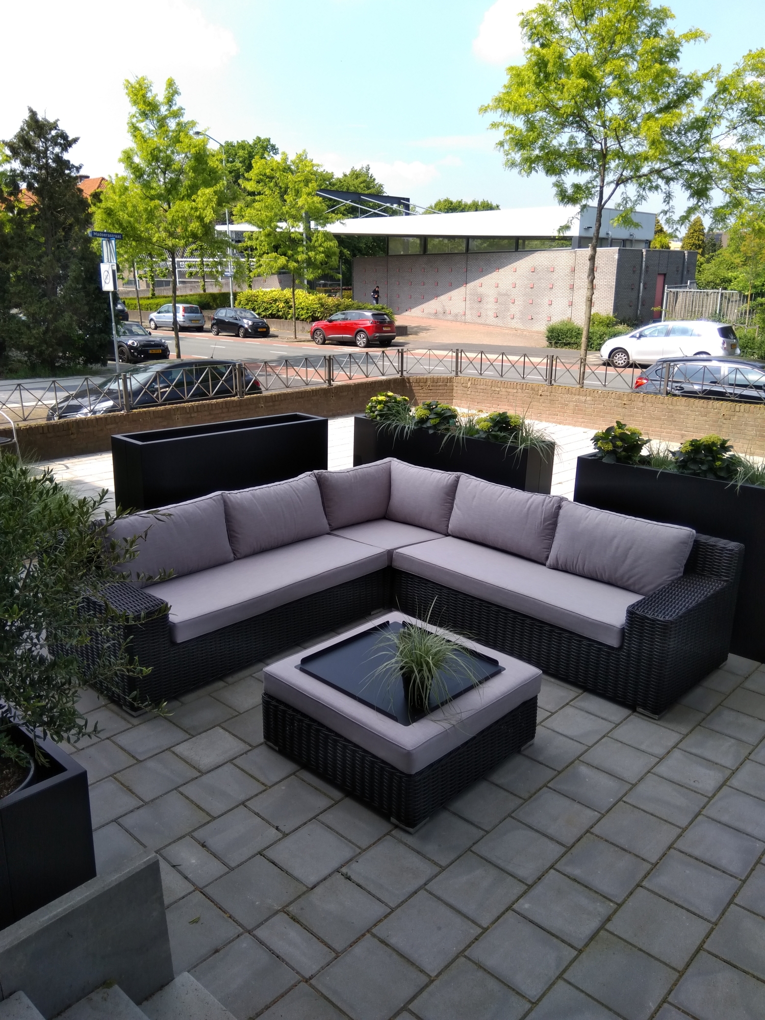 Mooie hoekbank op terras oude ambachtschool !!