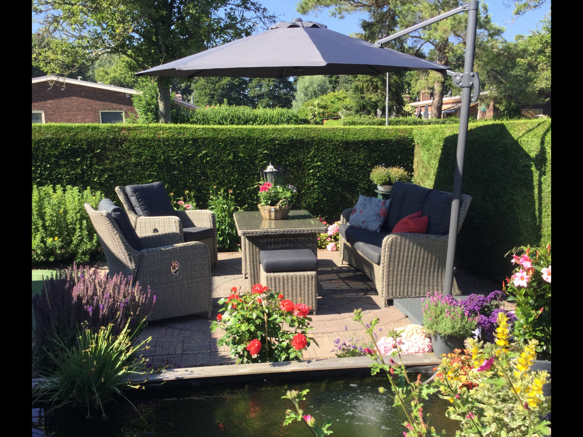 Onze tuin helemaal af met de prachtige loungemeubelen van AVH