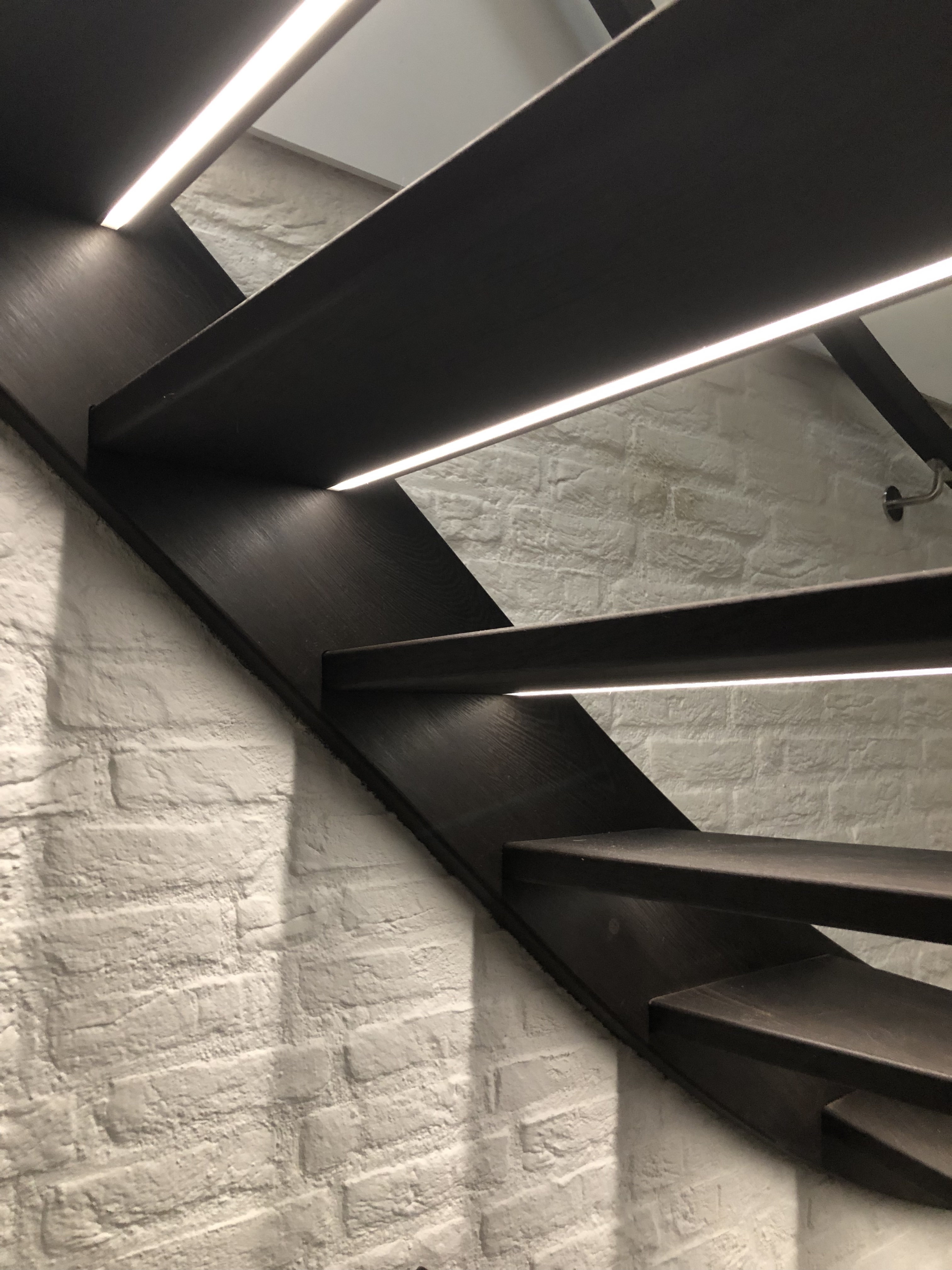 Bamboe Castano trap met led-verlichting dimbaar. Trap met enkel kwart