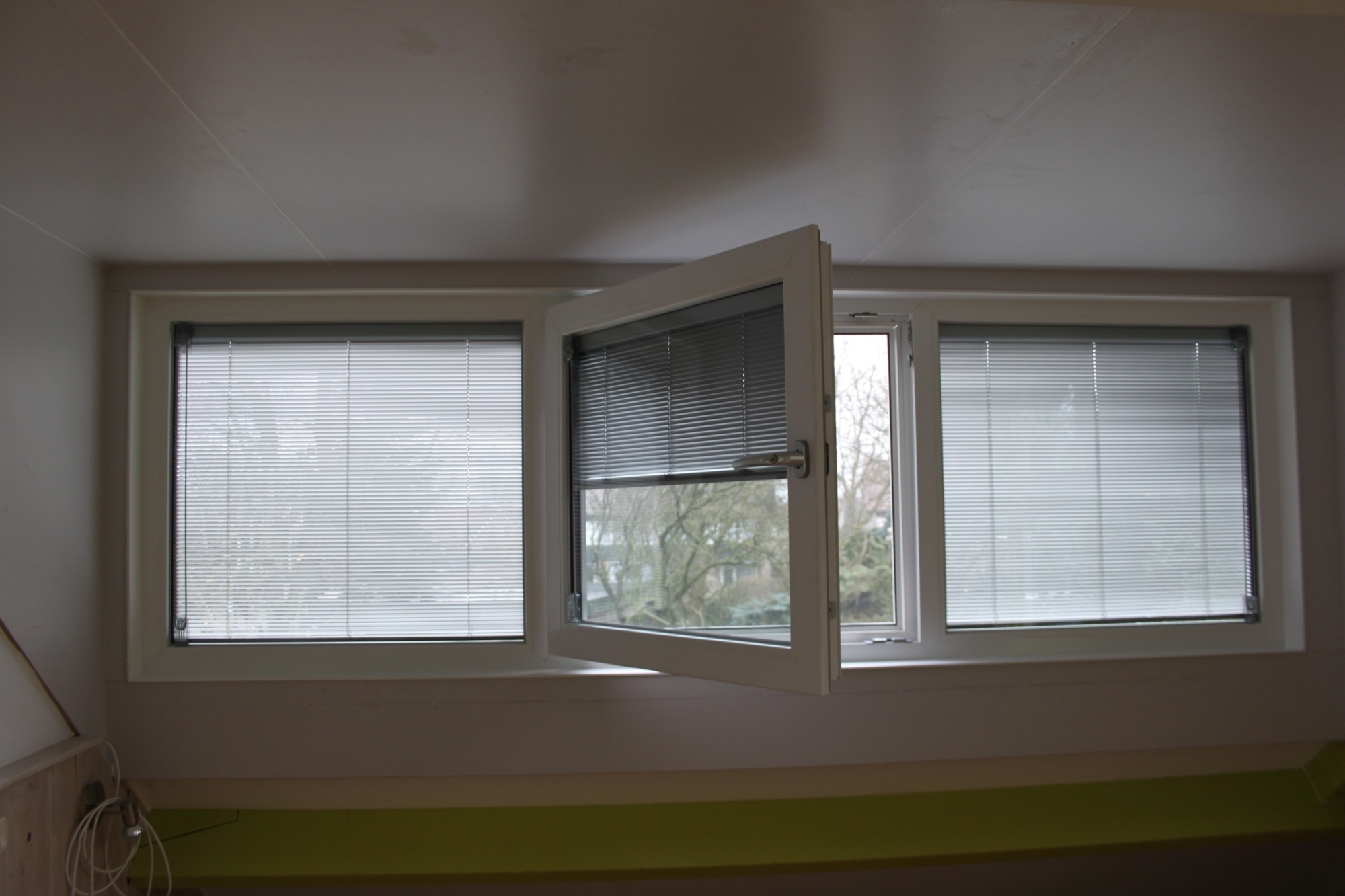 Jaloezieën tussen het glas