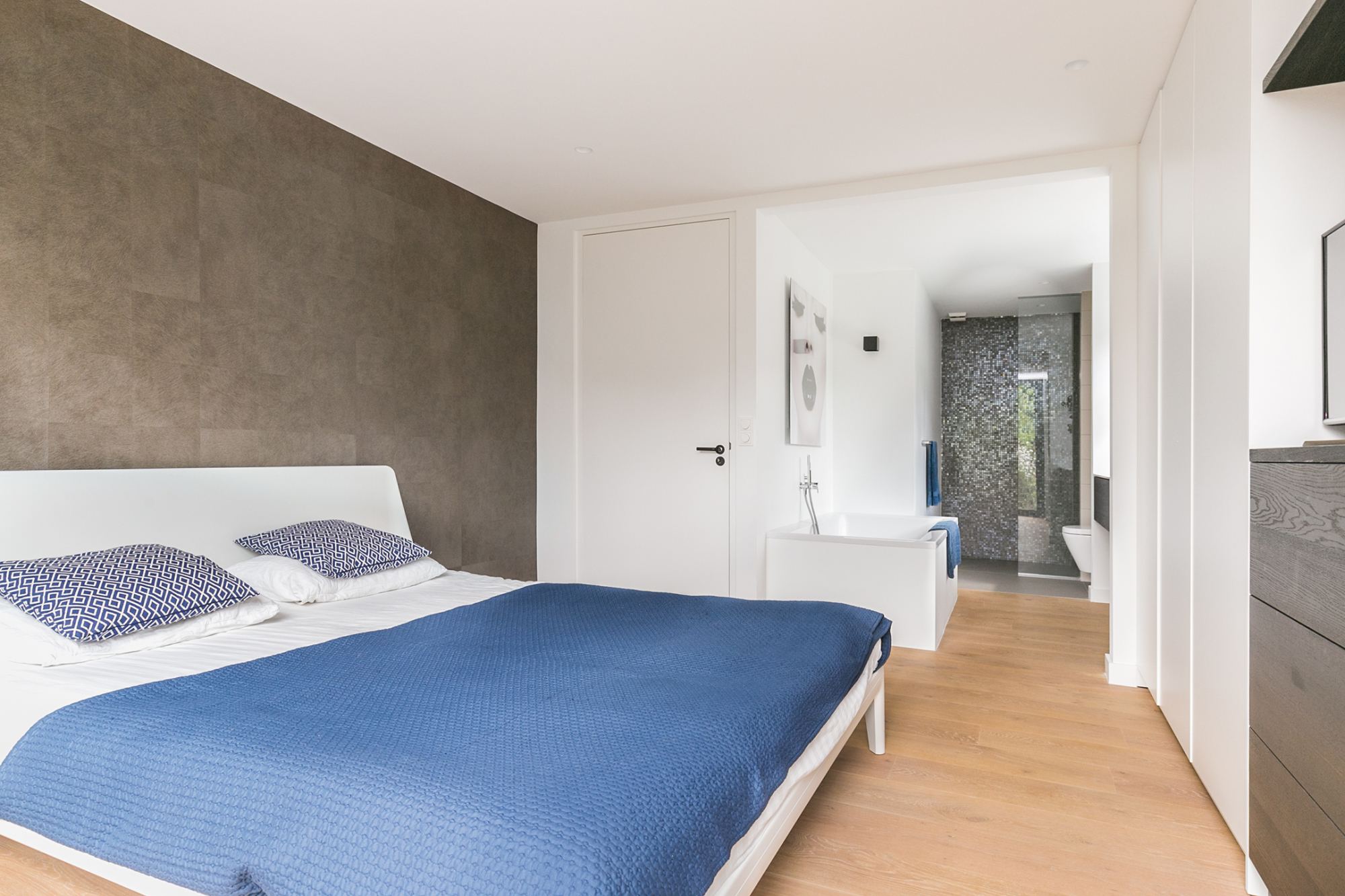 Ouderslaapkamer/ inloop-badkamer